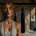 Femme après un cours de cardio boxe intense au studio 11ème Round, Paris 11e