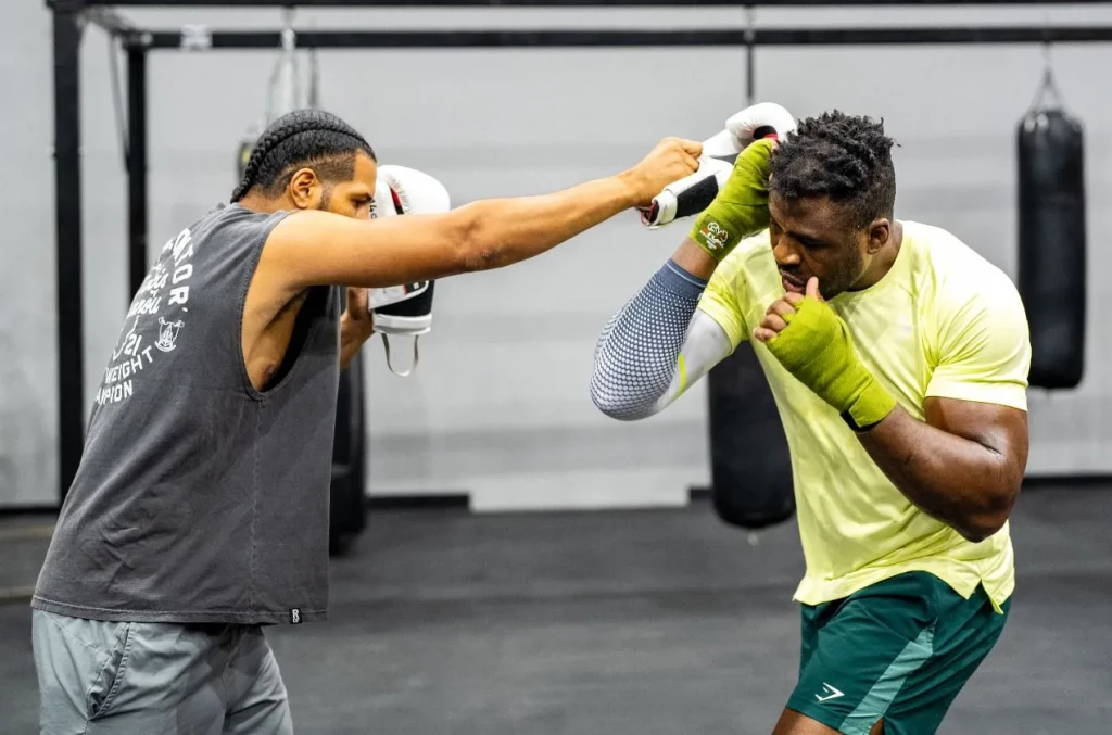 John Mbumba entraîneur de Francis Ngannou champion UFC — coach boxe Paris 11